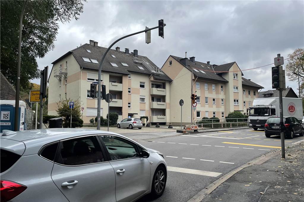 Baustelle am Bärenbruch geht bis Ende November in die Verlängerung Sehr ärgerlich: Der Verkehr könnte unter der Unterführung am Bärenbruch in Dortmund-Marten in beide Richtungen gleichzeitig fließen. Doch die Ampel-Taktung wurde noch nicht umgestellt.