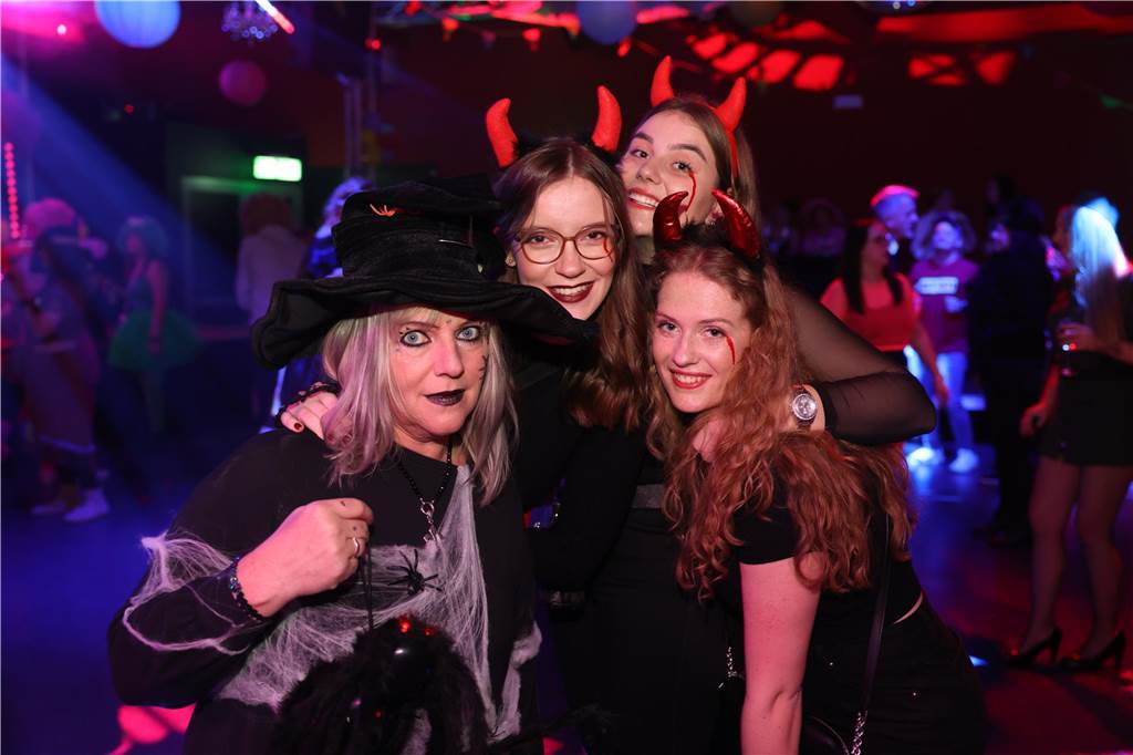 Afterworkparty an Weiberfastnacht: Avatar, Frau Antje und Krümelmonster im Lükaz Sehr aufwändig und kreativ kostümiert waren die vornehmlich weiblichen Gäste bei der AfterWork Party an Weiberfastnacht im Lükaz.