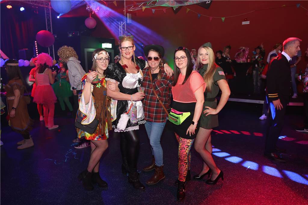 Afterworkparty an Weiberfastnacht: Avatar, Frau Antje und Krümelmonster im Lükaz Sehr aufwändig und kreativ kostümiert waren die vornehmlich weiblichen Gäste bei der AfterWork Party an Weiberfastnacht im Lükaz.