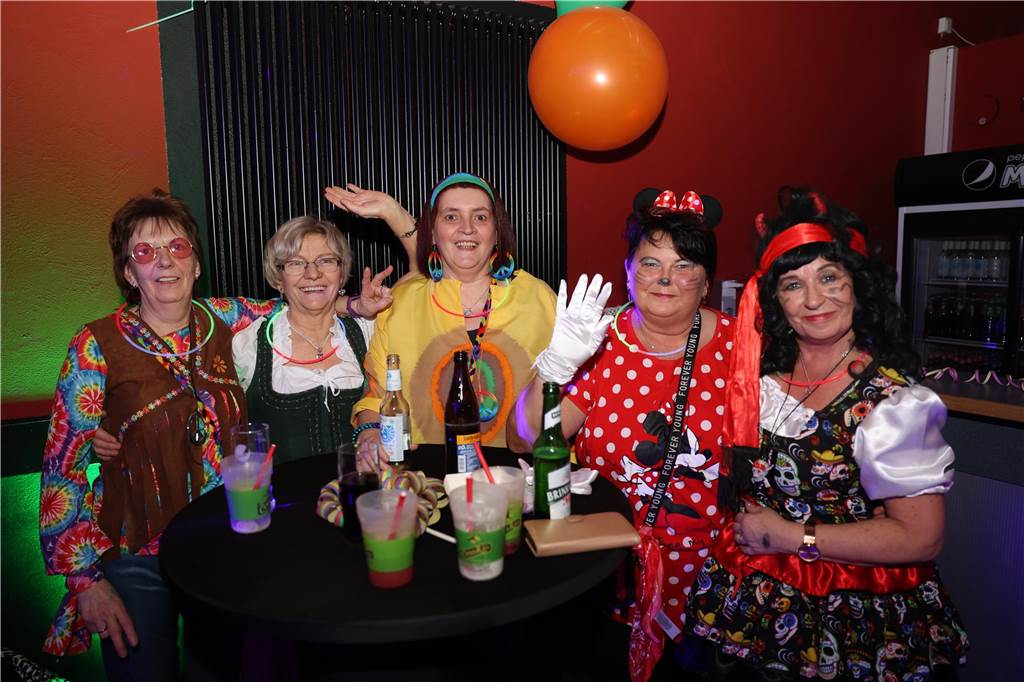 Afterworkparty an Weiberfastnacht: Avatar, Frau Antje und Krümelmonster im Lükaz Sehr aufwändig und kreativ kostümiert waren die vornehmlich weiblichen Gäste bei der AfterWork Party an Weiberfastnacht im Lükaz.
