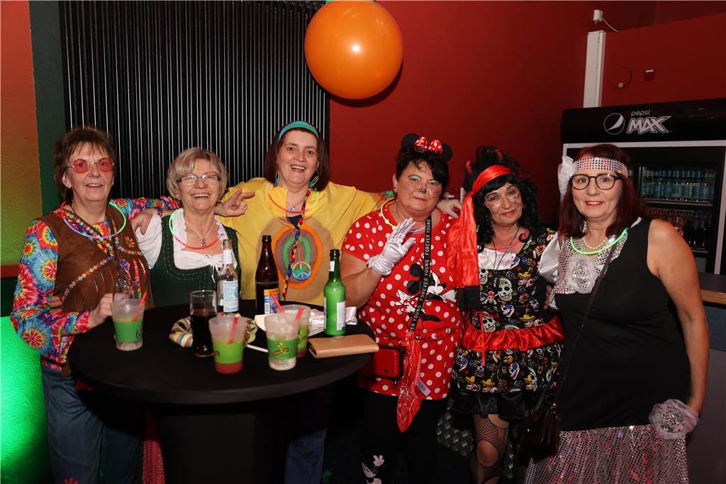 Afterworkparty an Weiberfastnacht: Avatar, Frau Antje und Krümelmonster im Lükaz Sehr aufwändig und kreativ kostümiert waren die vornehmlich weiblichen Gäste bei der AfterWork Party an Weiberfastnacht im Lükaz.