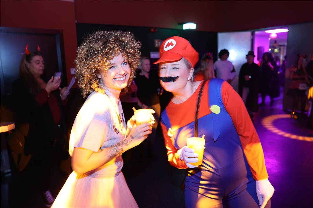 Afterworkparty an Weiberfastnacht: Avatar, Frau Antje und Krümelmonster im Lükaz Sehr aufwändig und kreativ kostümiert waren die vornehmlich weiblichen Gäste bei der AfterWork Party an Weiberfastnacht im Lükaz.