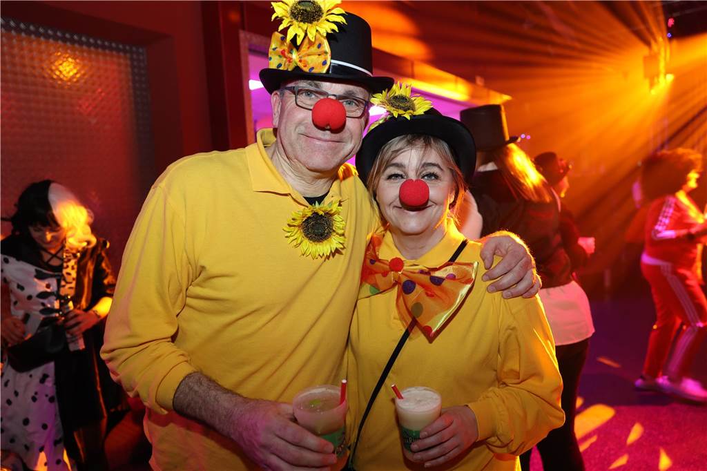 Afterworkparty an Weiberfastnacht: Avatar, Frau Antje und Krümelmonster im Lükaz Sehr aufwändig und kreativ kostümiert waren die vornehmlich weiblichen Gäste bei der AfterWork Party an Weiberfastnacht im Lükaz.