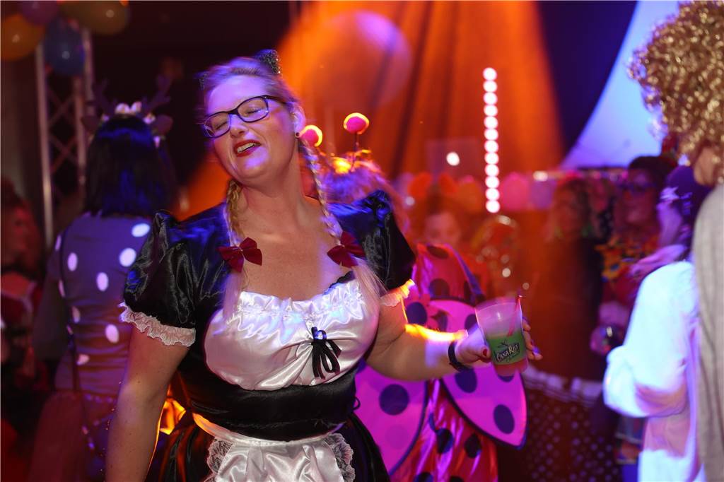Afterworkparty an Weiberfastnacht: Avatar, Frau Antje und Krümelmonster im Lükaz Sehr aufwändig und kreativ kostümiert waren die vornehmlich weiblichen Gäste bei der AfterWork Party an Weiberfastnacht im Lükaz.