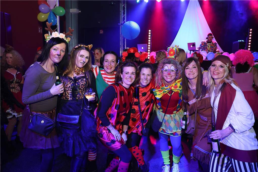Afterworkparty an Weiberfastnacht: Avatar, Frau Antje und Krümelmonster im Lükaz Sehr aufwändig und kreativ kostümiert waren die vornehmlich weiblichen Gäste bei der AfterWork Party an Weiberfastnacht im Lükaz.