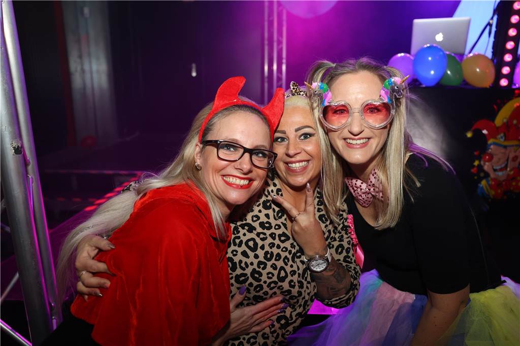 Afterworkparty an Weiberfastnacht: Avatar, Frau Antje und Krümelmonster im Lükaz Sehr aufwändig und kreativ kostümiert waren die vornehmlich weiblichen Gäste bei der AfterWork Party an Weiberfastnacht im Lükaz.