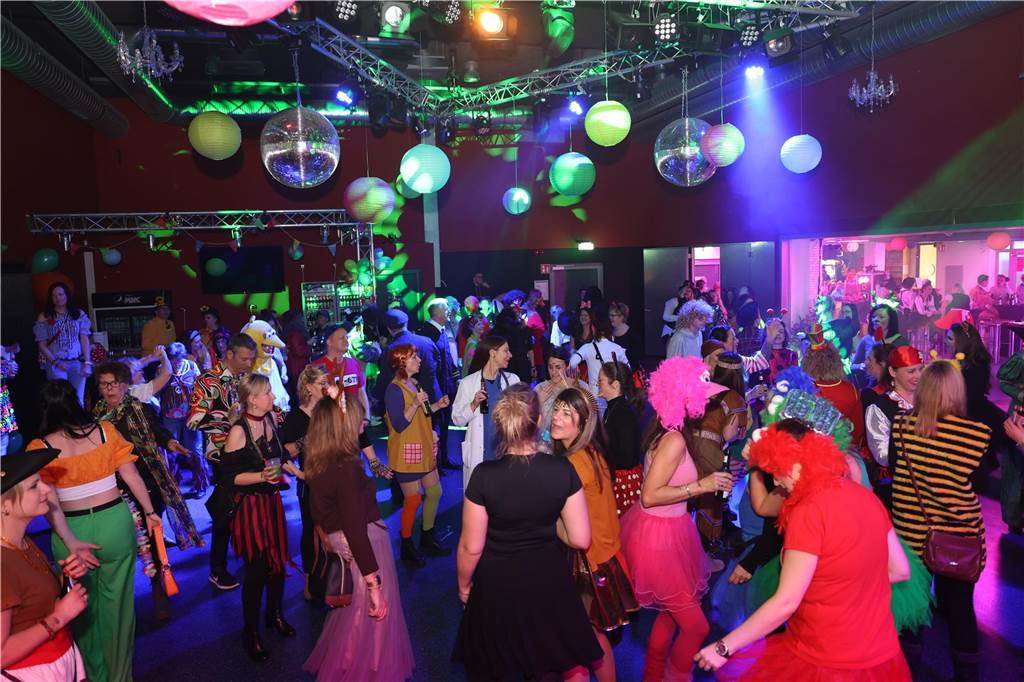 Afterworkparty an Weiberfastnacht: Avatar, Frau Antje und Krümelmonster im Lükaz Sehr aufwändig und kreativ kostümiert waren die vornehmlich weiblichen Gäste bei der AfterWork Party an Weiberfastnacht im Lükaz.