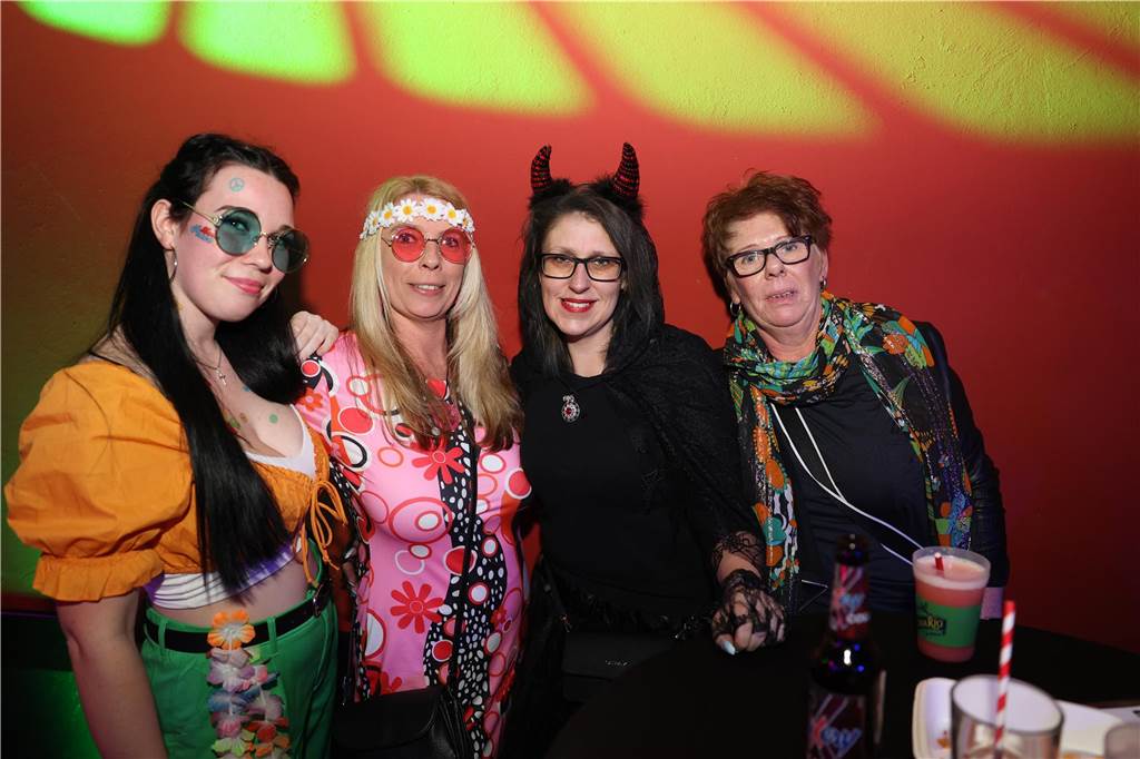 Afterworkparty an Weiberfastnacht: Avatar, Frau Antje und Krümelmonster im Lükaz Sehr aufwändig und kreativ kostümiert waren die vornehmlich weiblichen Gäste bei der AfterWork Party an Weiberfastnacht im Lükaz.