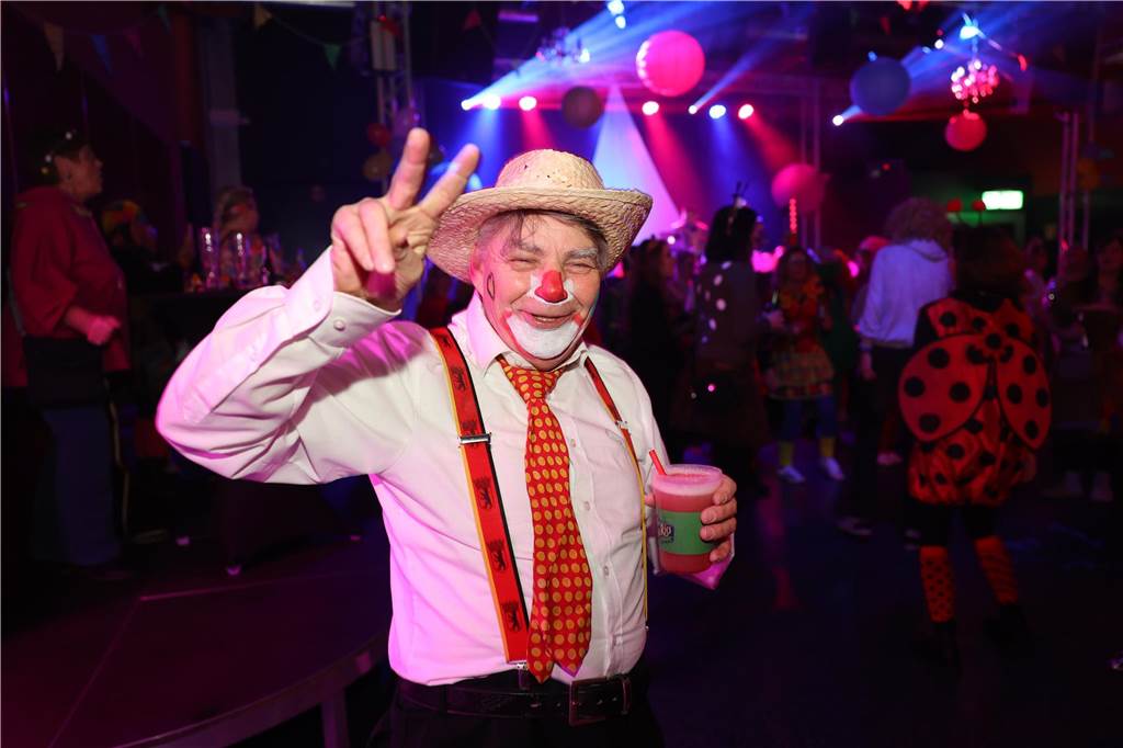 Afterworkparty an Weiberfastnacht: Avatar, Frau Antje und Krümelmonster im Lükaz Sehr aufwändig und kreativ kostümiert waren die vornehmlich weiblichen Gäste bei der AfterWork Party an Weiberfastnacht im Lükaz.