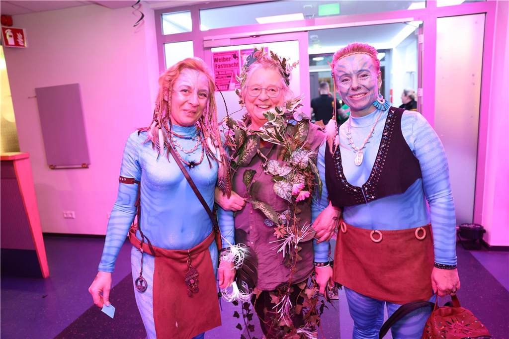 Afterworkparty an Weiberfastnacht: Avatar, Frau Antje und Krümelmonster im Lükaz Sehr aufwändig und kreativ kostümiert waren die vornehmlich weiblichen Gäste bei der AfterWork Party an Weiberfastnacht im Lükaz.
