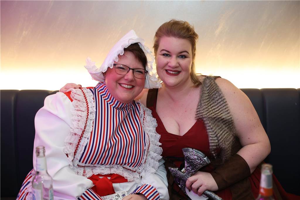 Afterworkparty an Weiberfastnacht: Avatar, Frau Antje und Krümelmonster im Lükaz Sehr aufwändig und kreativ kostümiert waren die vornehmlich weiblichen Gäste bei der AfterWork Party an Weiberfastnacht im Lükaz.