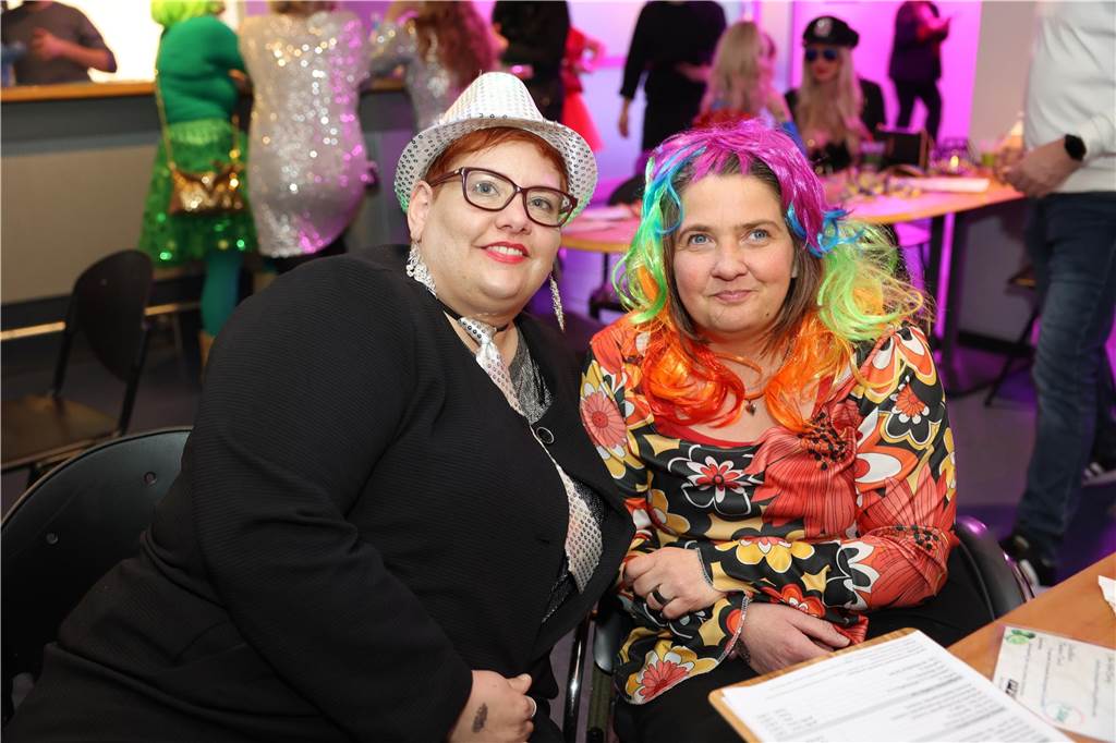 Afterworkparty an Weiberfastnacht: Avatar, Frau Antje und Krümelmonster im Lükaz Sehr aufwändig und kreativ kostümiert waren die vornehmlich weiblichen Gäste bei der AfterWork Party an Weiberfastnacht im Lükaz.