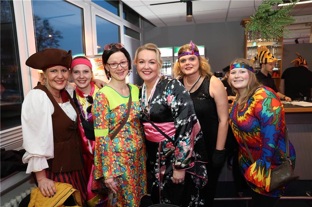 Afterworkparty an Weiberfastnacht: Avatar, Frau Antje und Krümelmonster im Lükaz Sehr aufwändig und kreativ kostümiert waren die vornehmlich weiblichen Gäste bei der AfterWork Party an Weiberfastnacht im Lükaz.