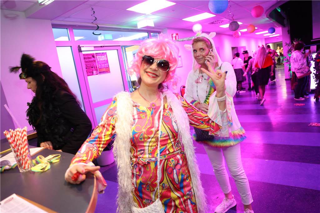 Afterworkparty an Weiberfastnacht: Avatar, Frau Antje und Krümelmonster im Lükaz Sehr aufwändig und kreativ kostümiert waren die vornehmlich weiblichen Gäste bei der AfterWork Party an Weiberfastnacht im Lükaz.
