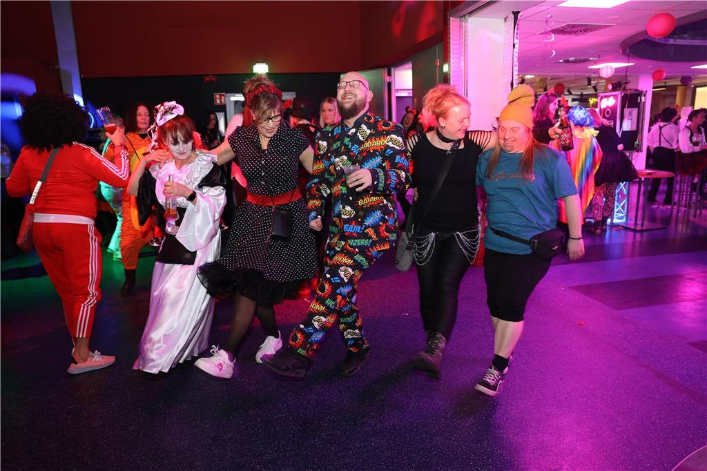 Afterworkparty an Weiberfastnacht: Avatar, Frau Antje und Krümelmonster im Lükaz Sehr aufwändig und kreativ kostümiert waren die vornehmlich weiblichen Gäste bei der AfterWork Party an Weiberfastnacht im Lükaz.