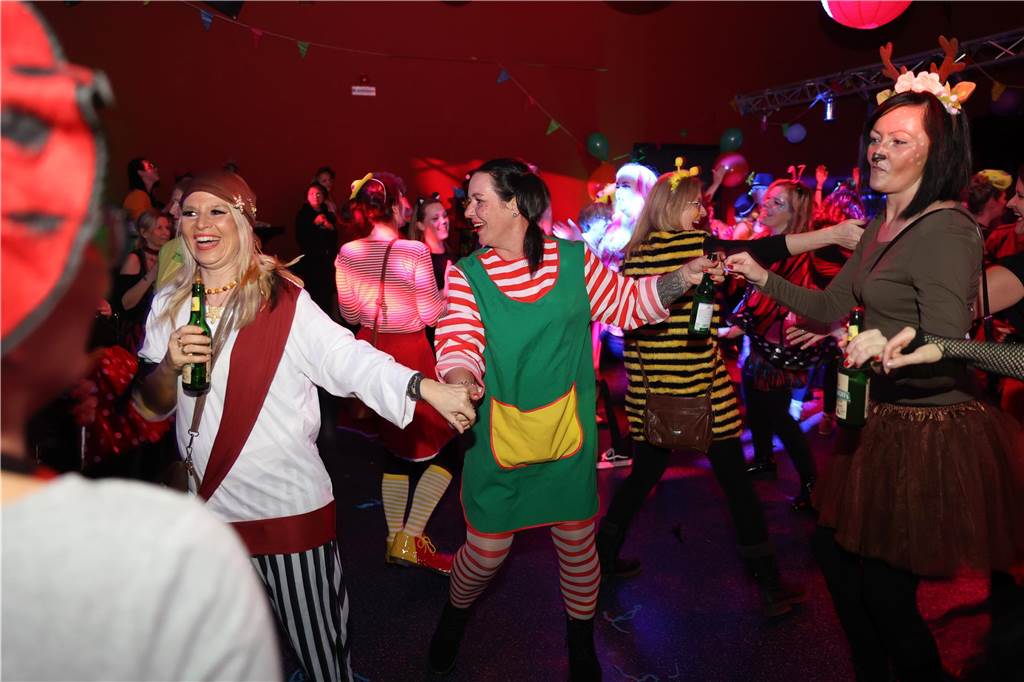Afterworkparty an Weiberfastnacht: Avatar, Frau Antje und Krümelmonster im Lükaz Sehr aufwändig und kreativ kostümiert waren die vornehmlich weiblichen Gäste bei der AfterWork Party an Weiberfastnacht im Lükaz.