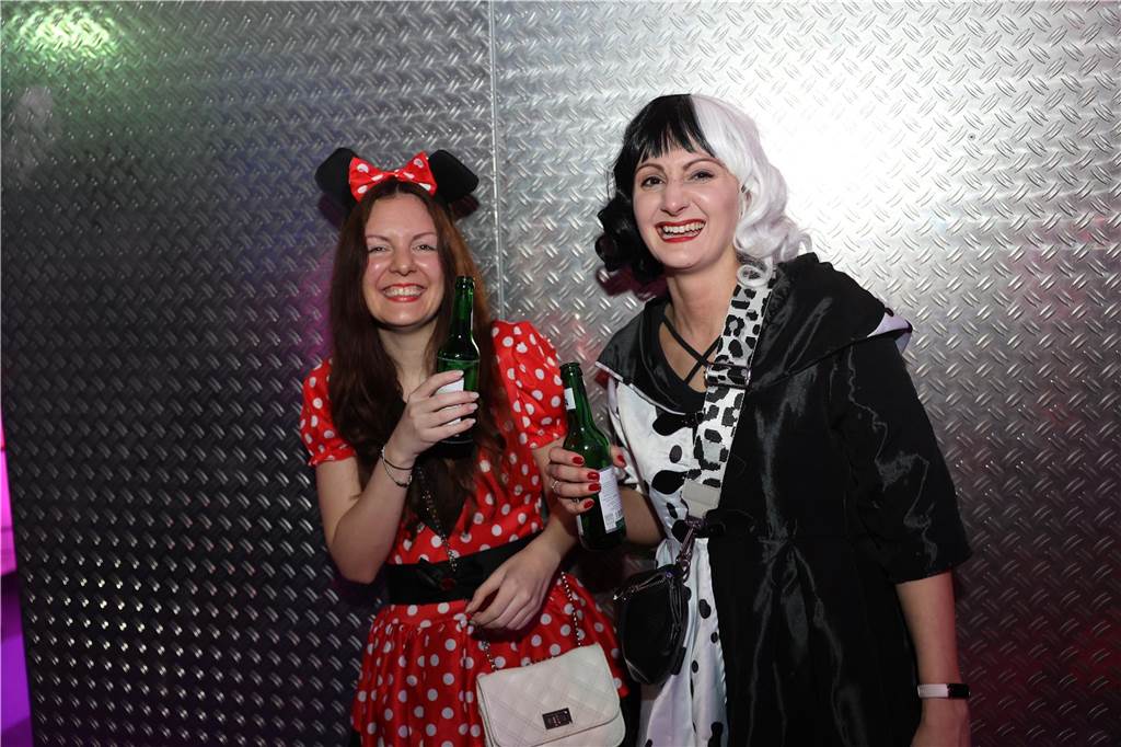 Afterworkparty an Weiberfastnacht: Avatar, Frau Antje und Krümelmonster im Lükaz Sehr aufwändig und kreativ kostümiert waren die vornehmlich weiblichen Gäste bei der AfterWork Party an Weiberfastnacht im Lükaz.