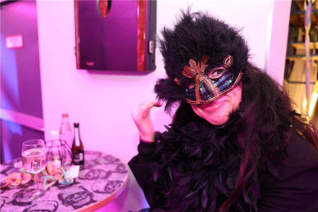 Afterworkparty an Weiberfastnacht: Avatar, Frau Antje und Krümelmonster im Lükaz Sehr aufwändig und kreativ kostümiert waren die vornehmlich weiblichen Gäste bei der AfterWork Party an Weiberfastnacht im Lükaz.