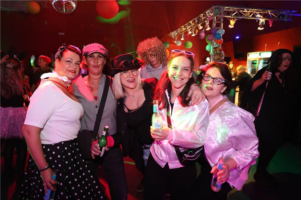 Afterworkparty an Weiberfastnacht: Avatar, Frau Antje und Krümelmonster im Lükaz Sehr aufwändig und kreativ kostümiert waren die vornehmlich weiblichen Gäste bei der AfterWork Party an Weiberfastnacht im Lükaz.