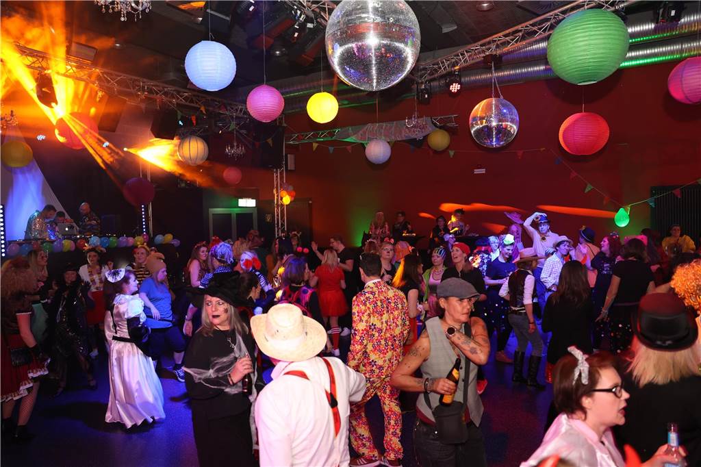 Afterworkparty an Weiberfastnacht: Avatar, Frau Antje und Krümelmonster im Lükaz Sehr aufwändig und kreativ kostümiert waren die vornehmlich weiblichen Gäste bei der AfterWork Party an Weiberfastnacht im Lükaz.