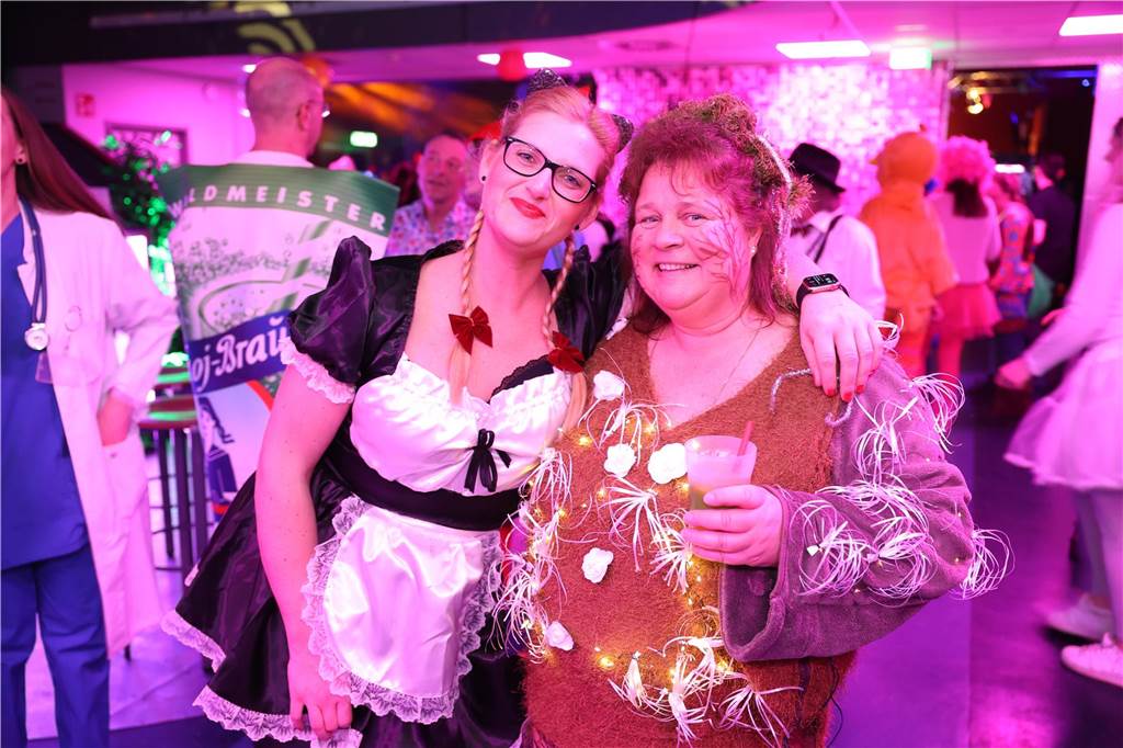 Afterworkparty an Weiberfastnacht: Avatar, Frau Antje und Krümelmonster im Lükaz Sehr aufwändig und kreativ kostümiert waren die vornehmlich weiblichen Gäste bei der AfterWork Party an Weiberfastnacht im Lükaz.