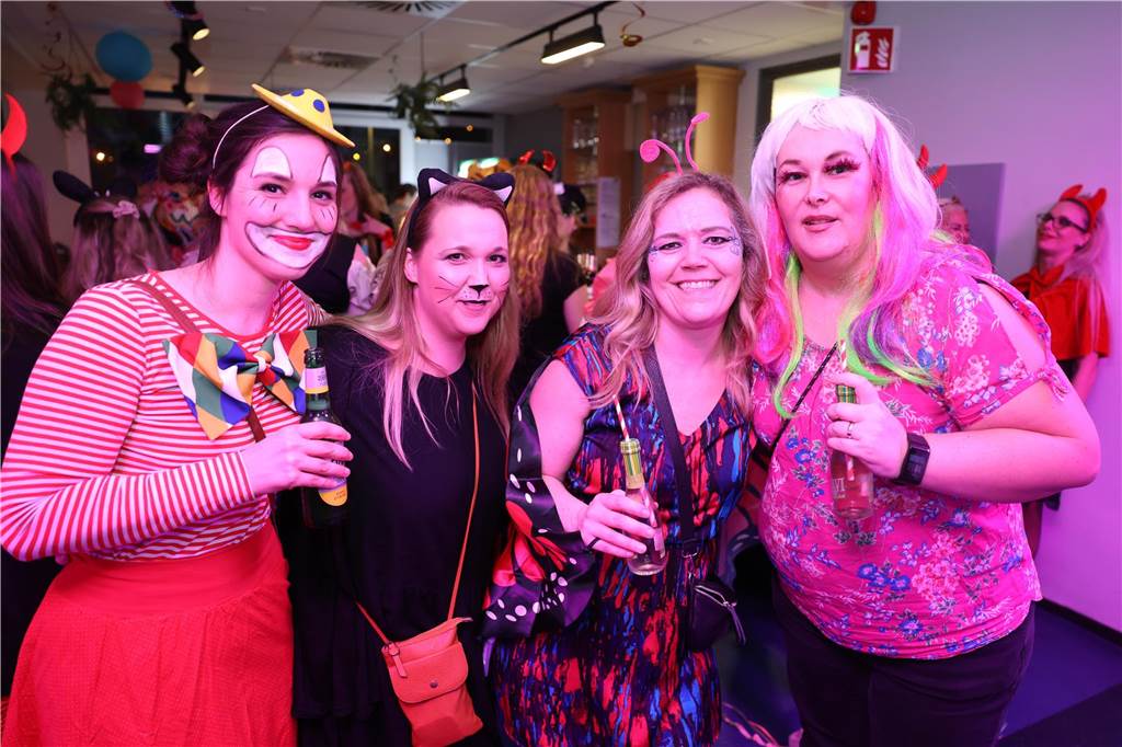 Afterworkparty an Weiberfastnacht: Avatar, Frau Antje und Krümelmonster im Lükaz Sehr aufwändig und kreativ kostümiert waren die vornehmlich weiblichen Gäste bei der AfterWork Party an Weiberfastnacht im Lükaz.