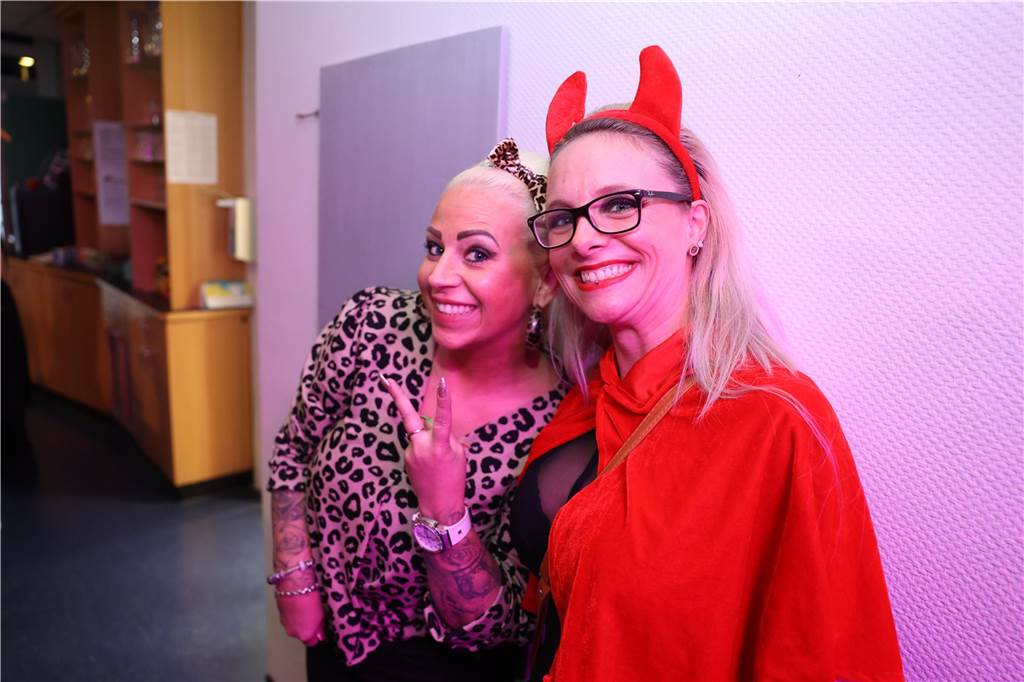 Afterworkparty an Weiberfastnacht: Avatar, Frau Antje und Krümelmonster im Lükaz Sehr aufwändig und kreativ kostümiert waren die vornehmlich weiblichen Gäste bei der AfterWork Party an Weiberfastnacht im Lükaz.