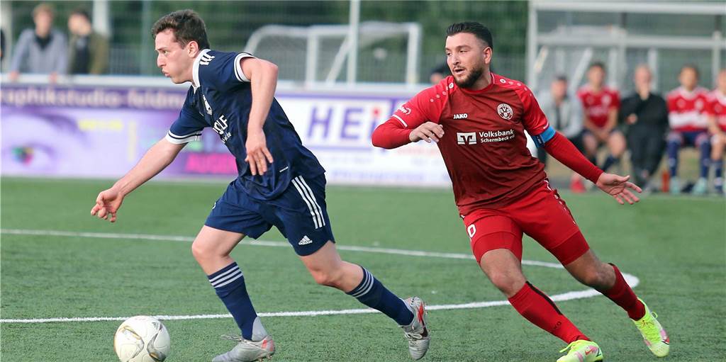 VfB Hüls hat im Test gegen SV Schermbeck II eine harte Nuss zu knacken Sehr bemüht, aber im Abschluss glücklos: Daniel Bieber (l.), Neuzugang beim VfB Hüls und hier Zweikampfsieger gegen Schermbecks Deniz Dana.