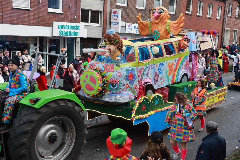 „Narren gegen Nazis“: Ganz Stadtlohn feiert feurig bunten Karneval Rosenmontagsumzug Stadtlohn