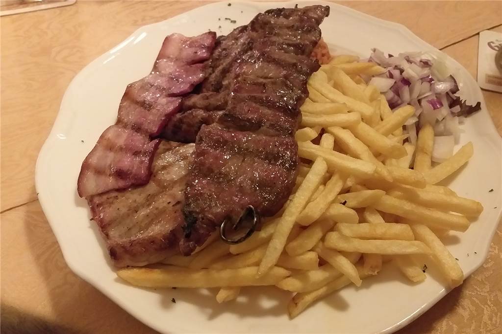 Große Portionen locken sehr viele Gäste in den Heidekrug in Olfen Sehr große Portionen mit viel Fleisch und noch mehr Pommes frites. Im Heidekrug dürfte jeder Besucher satt werden.
