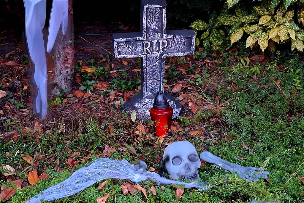 Grausiger Grusel: Familie Paß dekoriert ihr Haus für Halloween Sehr kreativ war die Familie bei der Auswahl der Dekoelemente.