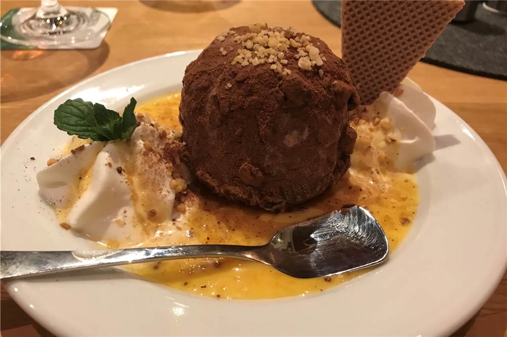 Restaurant „Zur Brücke“: Münsterländische Küche im gemütlichen Ambiente Sehr lecker: das Trüffeleis mit Eierlikörsauce