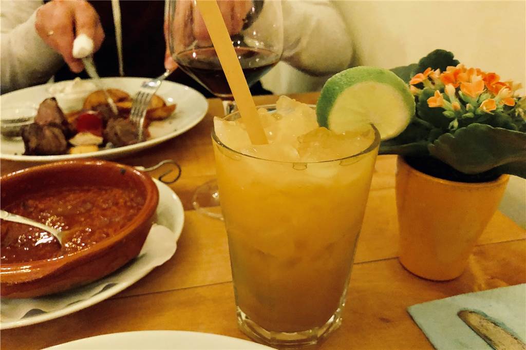 Sehr lecker und alkoholfrei: der Ipanema. Links daneben die sehr leckere Tomaten-Weißweinsoße, die in der Vorspeise mit argentinischer Wurst serviert wird.