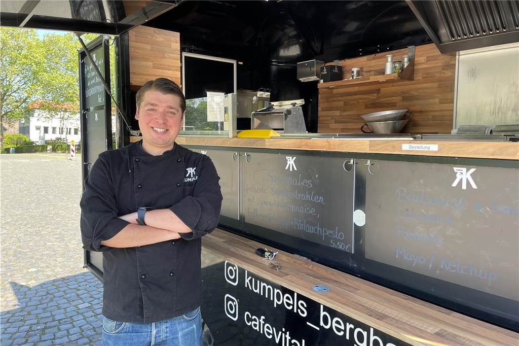 Mit Foodtruck und Burger-Förderturm: Die Familie Kreuger rockt die Gastro-Szene "Kumpels"-Chef Simon Kreuger vor seinem Foodtruck