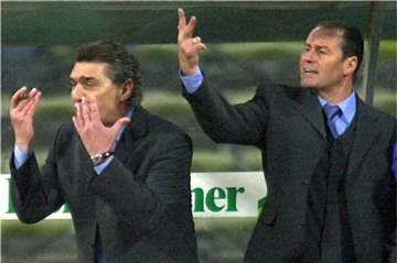 Sehr verärgert am 16. Dezember 2000: Rudi Assauer und Huub Stevens.