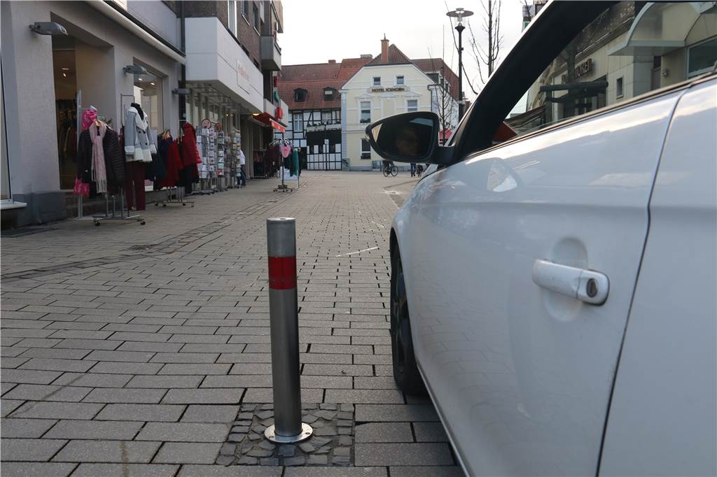 Ärger um Poller an der Fußgängerzone soll nach Umbau bald ein Ende haben Sehr viel Platz ist noch neben Auto und Poller.