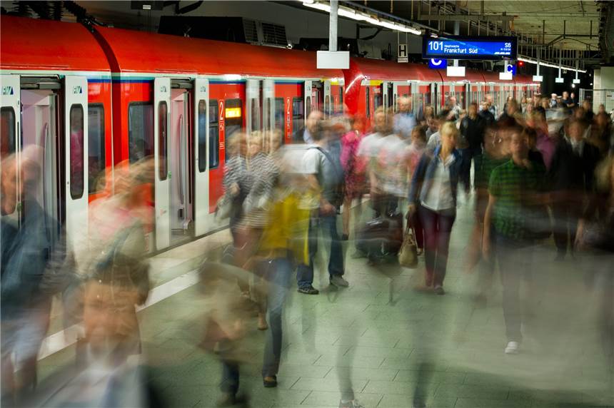 Nicht nur Black-Friday: Darum warnt die Bundespolizei - Großereignisse im Ruhrgebiet Sehr viele Menschen in Bahnhöfen und Zügen können ein Problem werden, etwa wenn die Bahnen überfüllt sind.