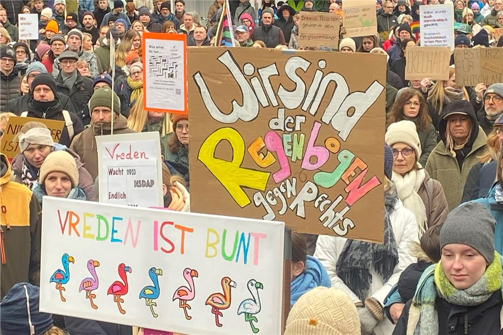Sehr viele Vredener sind am Samstagnachmittag dem Aufruf der Initiative "Vreden bleibt bunt" gefolgt und demonstrierten auf dem Marktplatz für Demokratie und Toleranz.