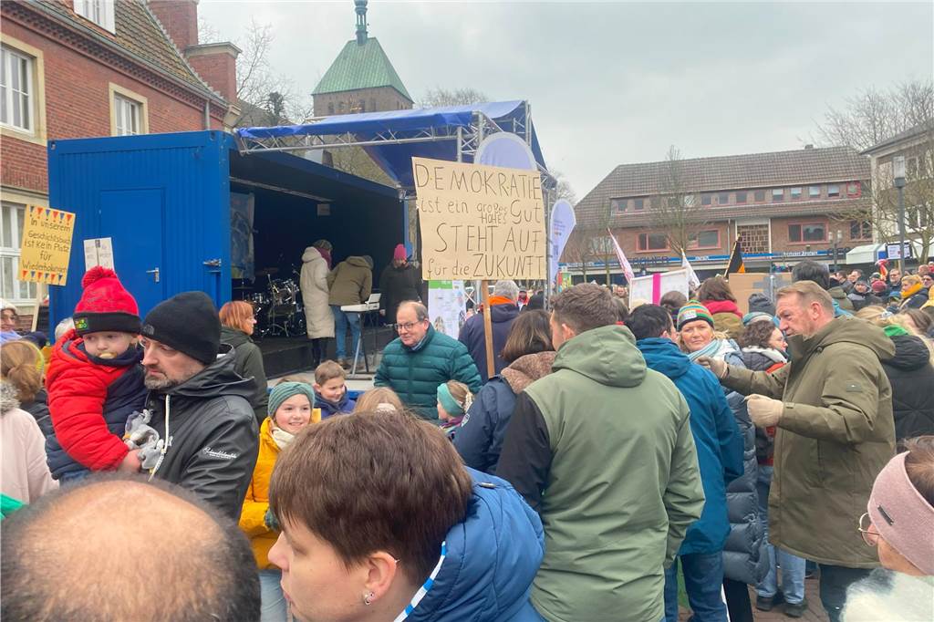 Sehr viele Vredener sind am Samstagnachmittag dem Aufruf der Initiative "Vreden bleibt bunt" gefolgt und demonstrierten auf dem Marktplatz für Demokratie und Toleranz.