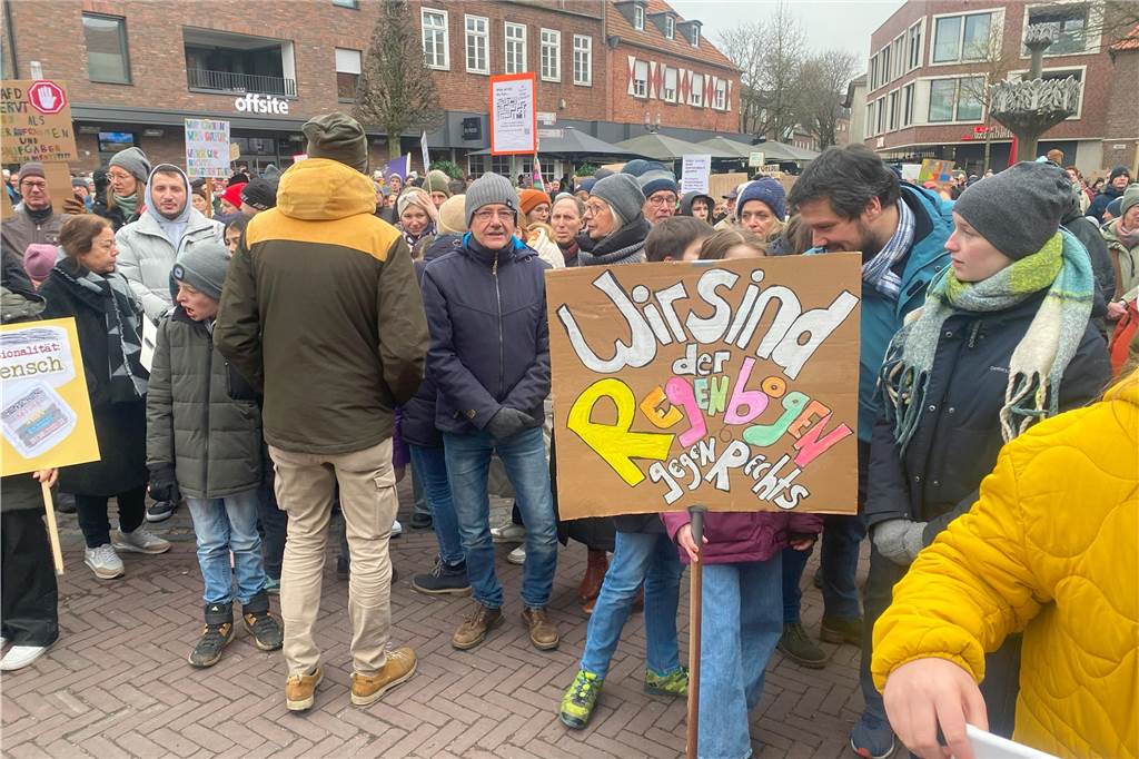 Sehr viele Vredener sind am Samstagnachmittag dem Aufruf der Initiative "Vreden bleibt bunt" gefolgt und demonstrierten auf dem Marktplatz für Demokratie und Toleranz.