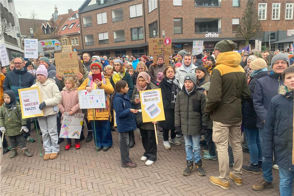 Sehr viele Vredener sind am Samstagnachmittag dem Aufruf der Initiative "Vreden bleibt bunt" gefolgt und demonstrierten auf dem Marktplatz für Demokratie und Toleranz.