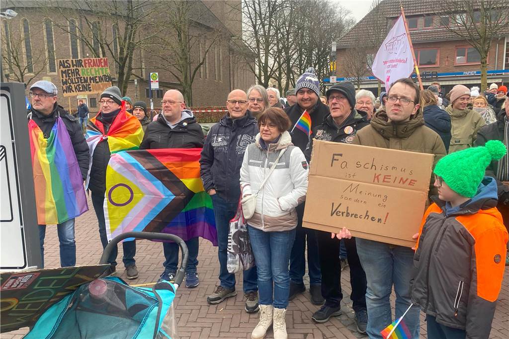 Sehr viele Vredener sind am Samstagnachmittag dem Aufruf der Initiative "Vreden bleibt bunt" gefolgt und demonstrierten auf dem Marktplatz für Demokratie und Toleranz.