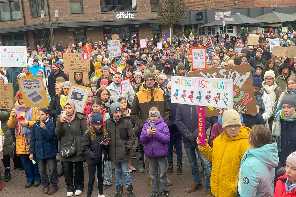 Sehr viele Vredener sind am Samstagnachmittag dem Aufruf der Initiative "Vreden bleibt bunt" gefolgt und demonstrierten auf dem Marktplatz für Demokratie und Toleranz.
