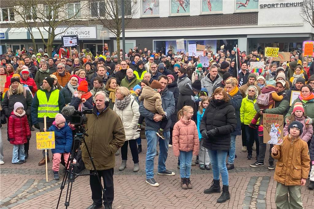 Sehr viele Vredener sind am Samstagnachmittag dem Aufruf der Initiative "Vreden bleibt bunt" gefolgt und demonstrierten auf dem Marktplatz für Demokratie und Toleranz.