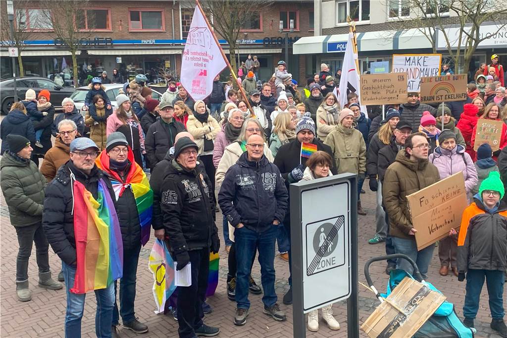 Sehr viele Vredener sind am Samstagnachmittag dem Aufruf der Initiative "Vreden bleibt bunt" gefolgt und demonstrierten auf dem Marktplatz für Demokratie und Toleranz.