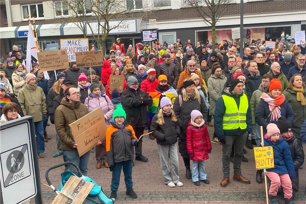 Sehr viele Vredener sind am Samstagnachmittag dem Aufruf der Initiative "Vreden bleibt bunt" gefolgt und demonstrierten auf dem Marktplatz für Demokratie und Toleranz.