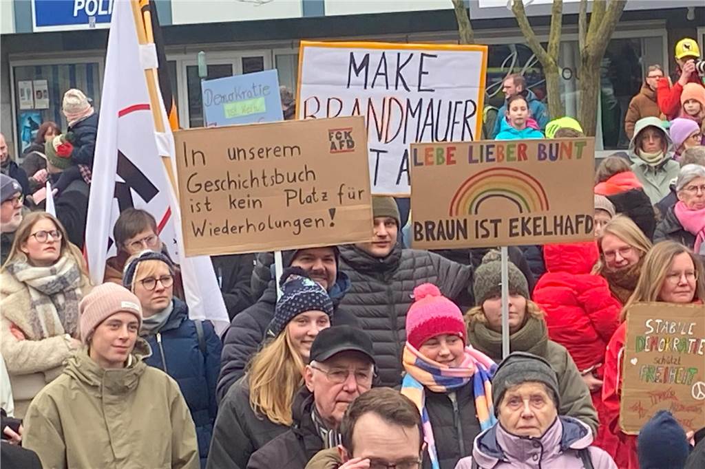 Sehr viele Vredener sind am Samstagnachmittag dem Aufruf der Initiative "Vreden bleibt bunt" gefolgt und demonstrierten auf dem Marktplatz für Demokratie und Toleranz.