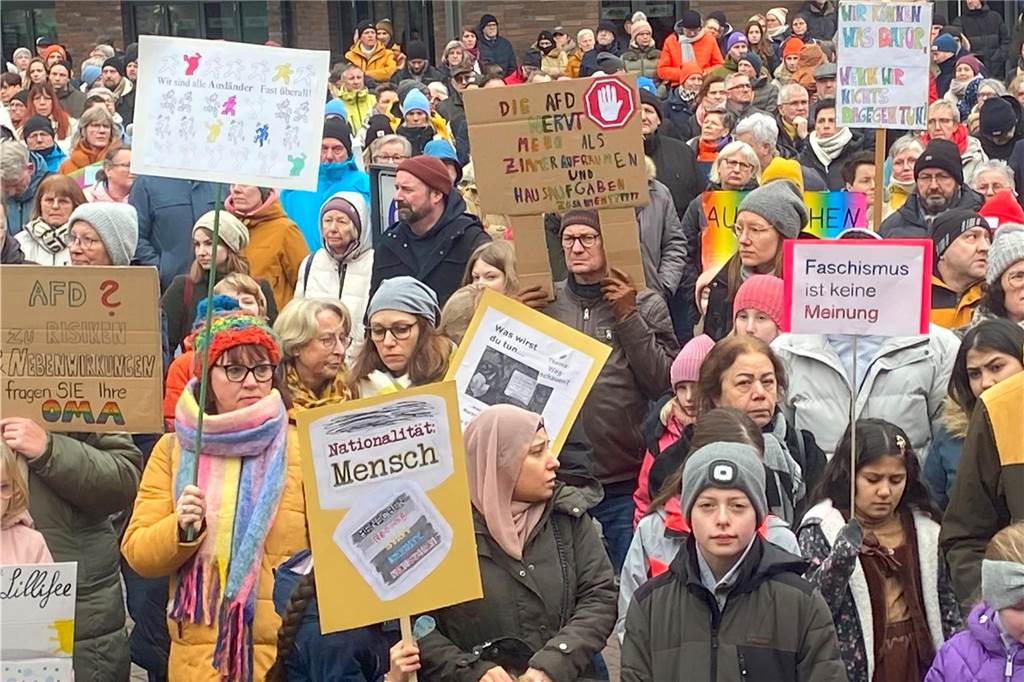 Sehr viele Vredener sind am Samstagnachmittag dem Aufruf der Initiative "Vreden bleibt bunt" gefolgt und demonstrierten auf dem Marktplatz für Demokratie und Toleranz.