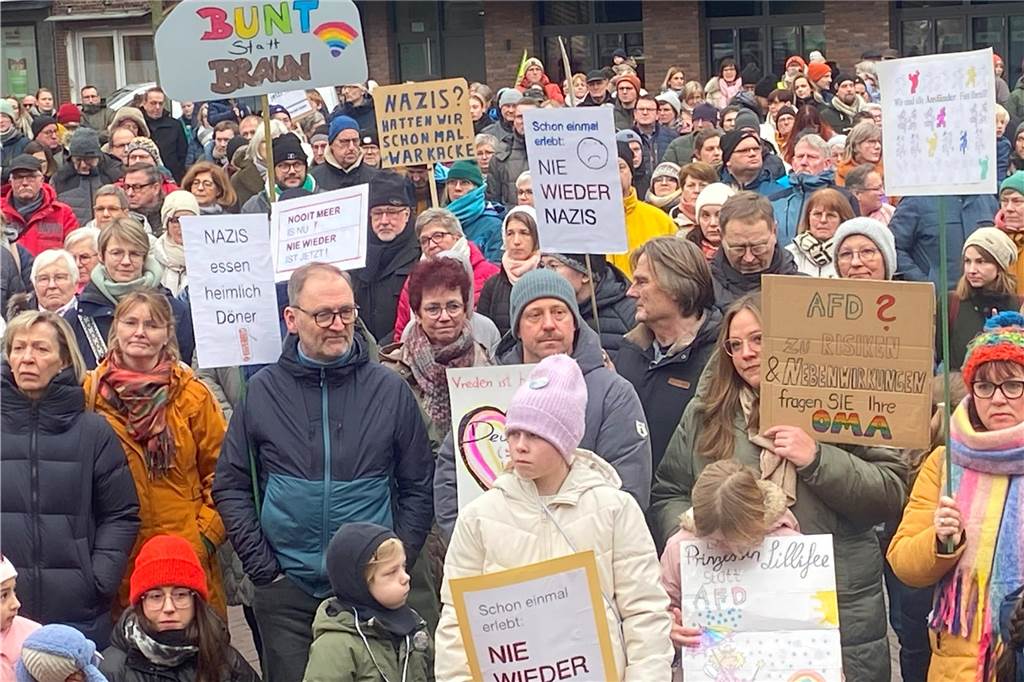 Sehr viele Vredener sind am Samstagnachmittag dem Aufruf der Initiative "Vreden bleibt bunt" gefolgt und demonstrierten auf dem Marktplatz für Demokratie und Toleranz.