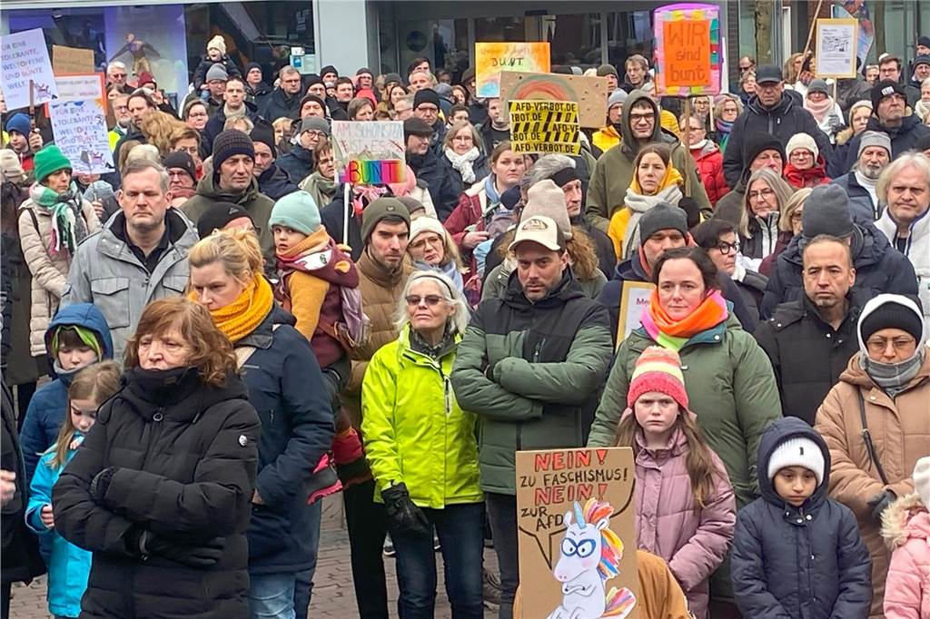 Sehr viele Vredener sind am Samstagnachmittag dem Aufruf der Initiative "Vreden bleibt bunt" gefolgt und demonstrierten auf dem Marktplatz für Demokratie und Toleranz.
